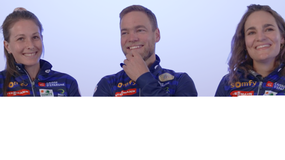 Les biathlètes discutent autour d'un chocolat chaud